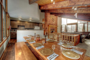 8 bdrm Tyrolean Village Ski Chalet at Blue Mountain, Hot Tub, Sauna, Ping Pong Table Perfect for Large Groups, Petfriendly